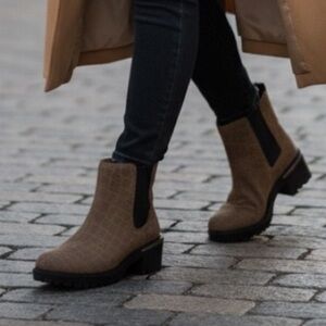 Vince Camuto Brown Croc-Embossed Ankle Chunky Boots size 9 W nwot